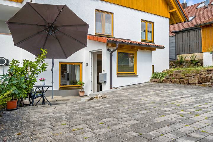 Hel lejlighed, Modern Apartment 'Haus Heselschwerdt' with Private Terrace and Wi-Fi in Neubulach, Nord Sortskoven