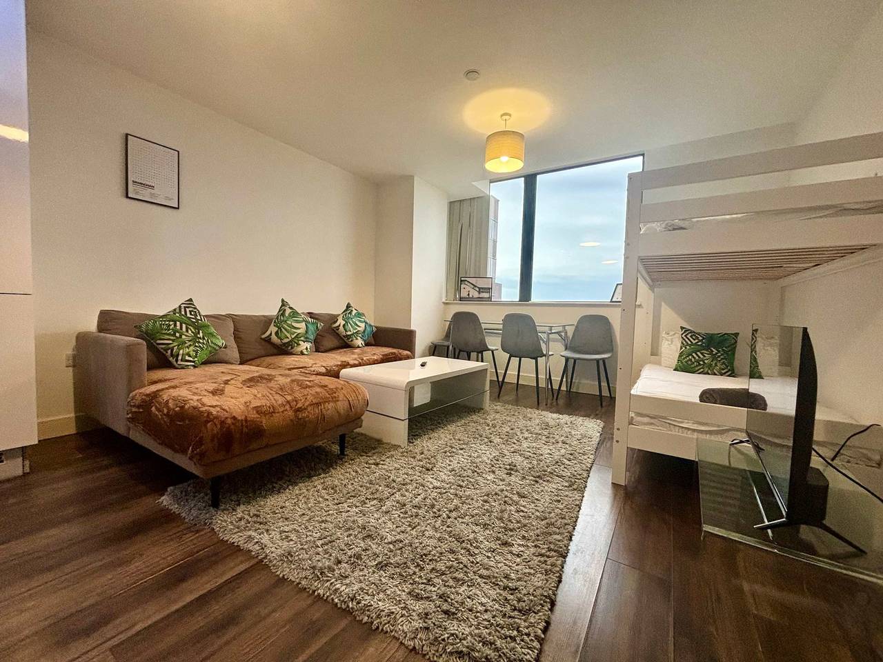 Apartamento entero, City Centre Flat w/ Parking | Sleeps 4 🐾 in Birmingham, Birmingham y alrededores