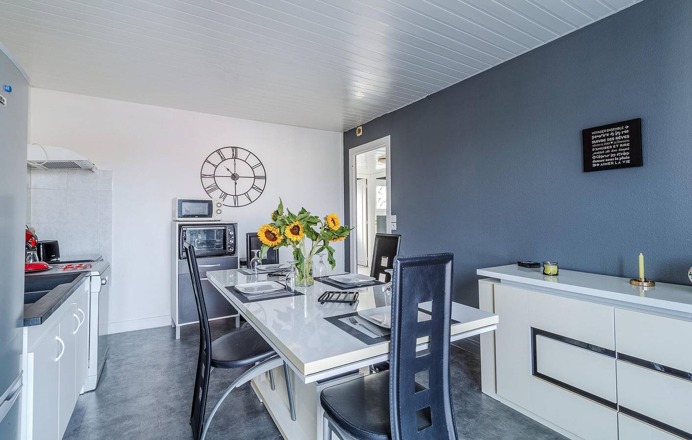 Entire holiday apartment, Cozy Apartment near Pizz'aroma & Médis Center, Parking, WiFi in Médis, Côte de Beauté