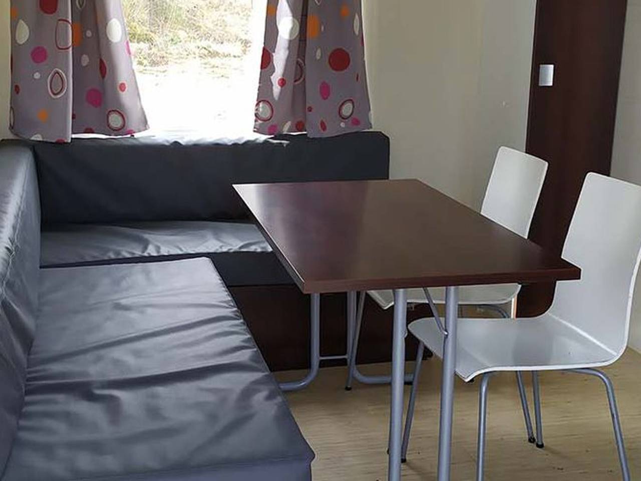 Mobil-home confortable avec terrasse pour 4 personnes à Vorey in Vorey, Haute-Loire