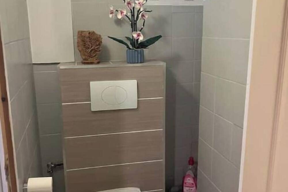 Room in Angers near the streetcar with shared kitchen and bathroom in Angers, Angers region