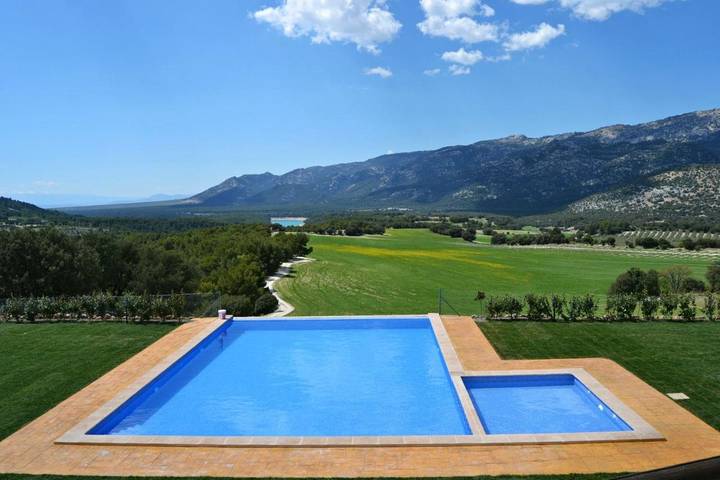 Apartamento para 40 personas, con Terraza y Jardín además de Piscina para niños y Piscina en Cazorla