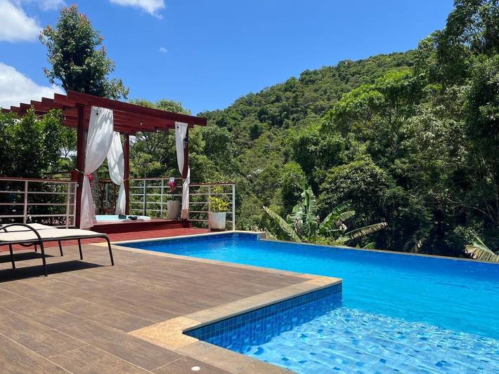 Casas e apartamentos de temporada para 8 pessoas, com jardim e piscina e ainda piscina infantil and jacuzzi em Terra preta