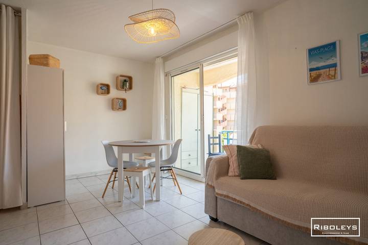 Location de vacances pour 4 personnes, avec balcon et piscine, adapté aux familles dans Plage de la Farinette