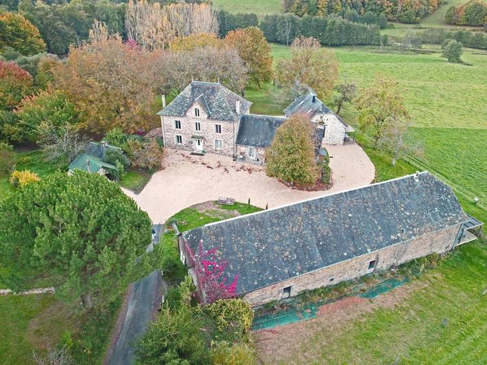 Location de vacances pour 25 personnes, avec Jacuzzi et Terrasse ainsi que Jardin et Vue sur le lac dans Chanteix