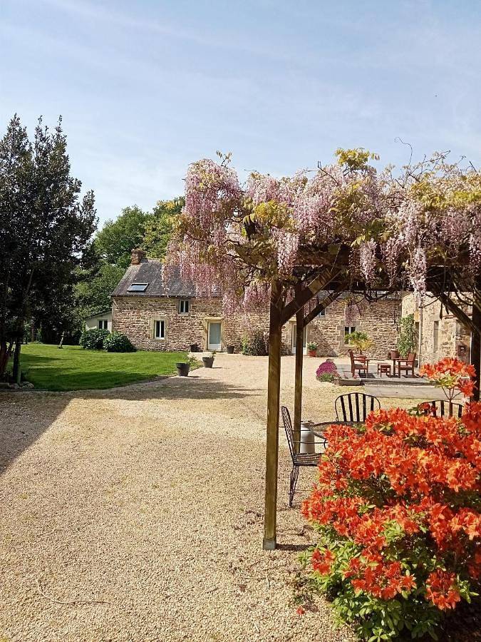 Location de vacances pour 7 personnes, avec Terrasse et Jardin ainsi que Piscine et Vue à Guénin