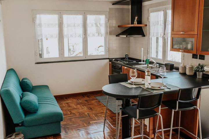 Location de vacances pour 3 personnes, avec vue et jardin à Leivi