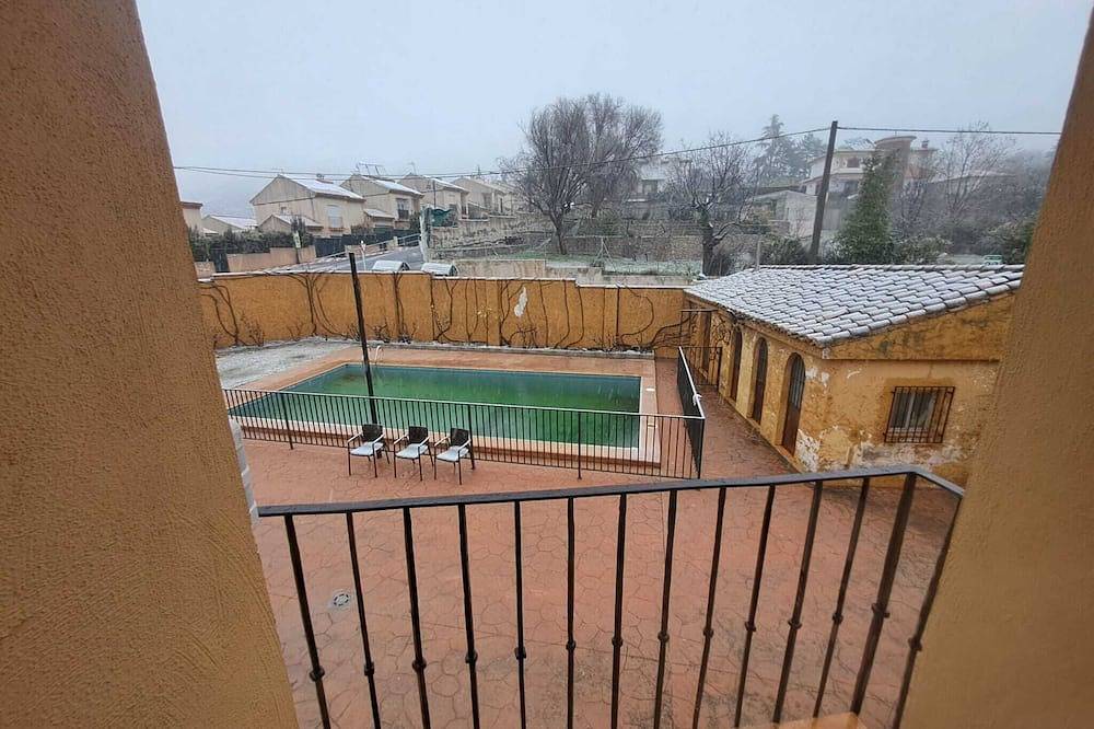 Rustic and cozy room with private bathroom, double bed and garden view. in Fuente Grande, Alfacar