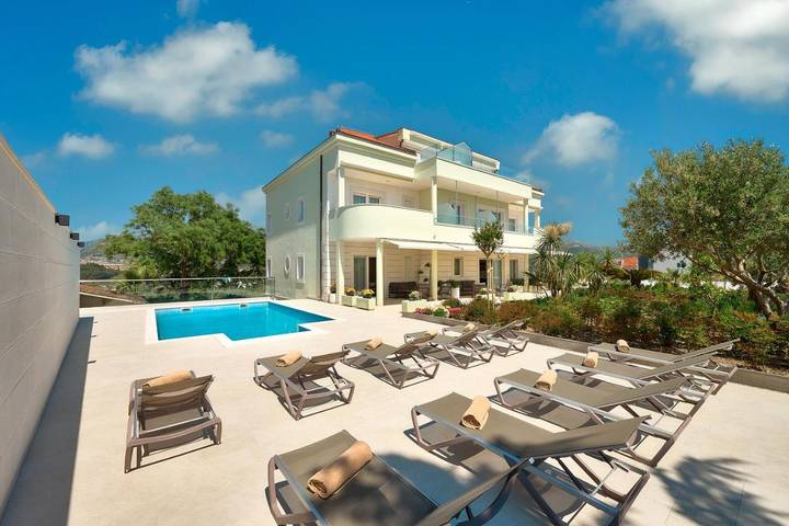 Alojamiento y desayuno para 4 personas, con vistas además de jardín y piscina - 1