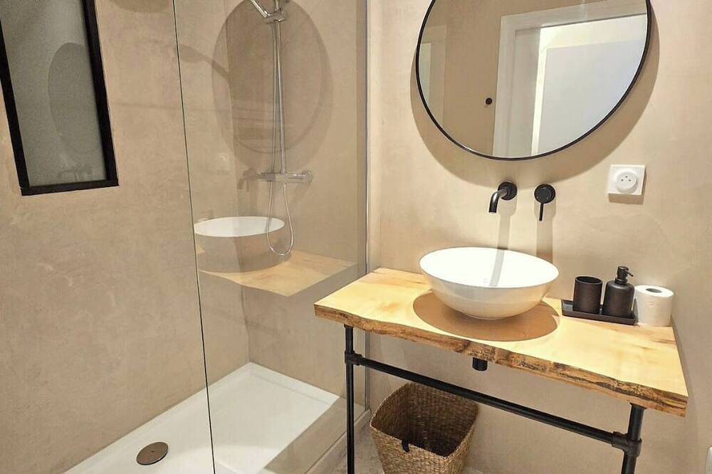 Warm, air-conditioned cottage in Domaine des Lions. in Sérignan, Côte d'Améthyste