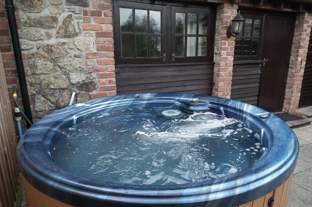 Owls Roost, charming Lakeside cottage with fishing, hot tub sleeps 2 in Cornwall