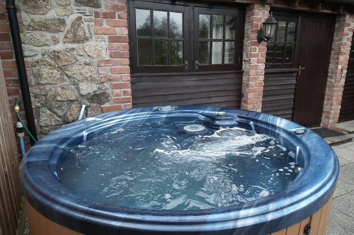 Cottage for 2 people, with Hot tub and Terrace as well as Garden and Pool in Cornwall