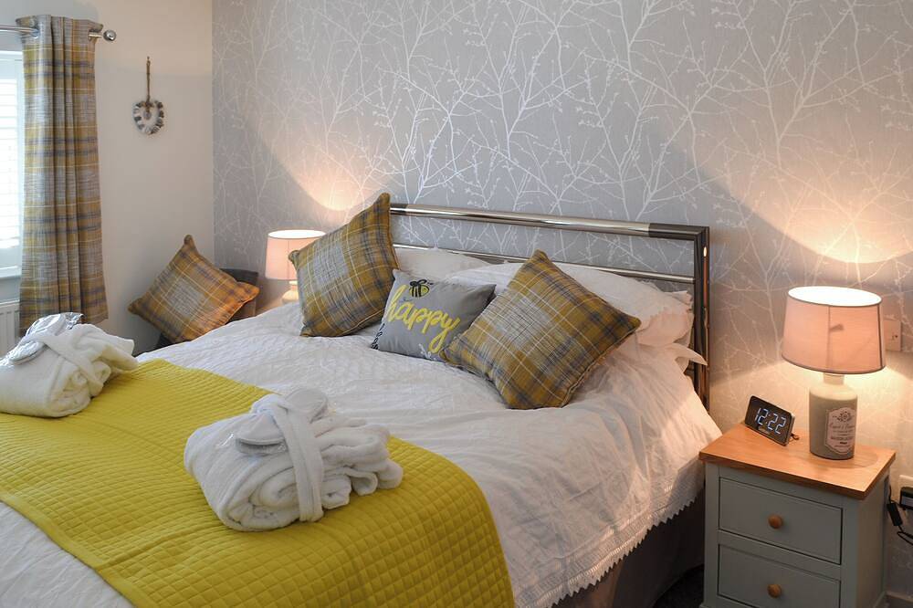 This ground floor apartment benefits from it’s own private decked area. in Padstow, Cornwall