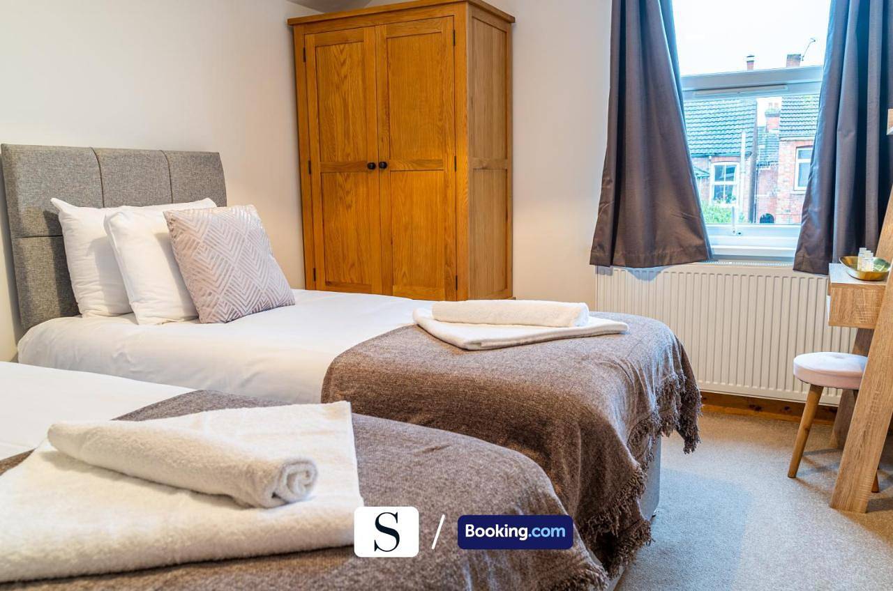 The Salisbury Large Executive House By Silva Short Lets & Serviced Accommodation Bedford With Free Wifi & Courtyard Garden in Bedford