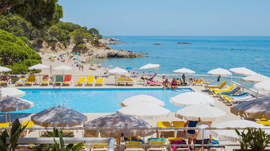 Hôtel pour 3 personnes, avec bassin pour enfant et vue ainsi que jardin et piscine