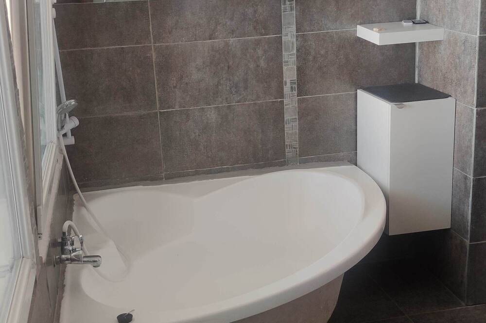 Entire apartment, 25-person apartment 10 minutes from Avignon, Bagnols sur Cèze, Marcoule, in Roquemaure, Nimes region