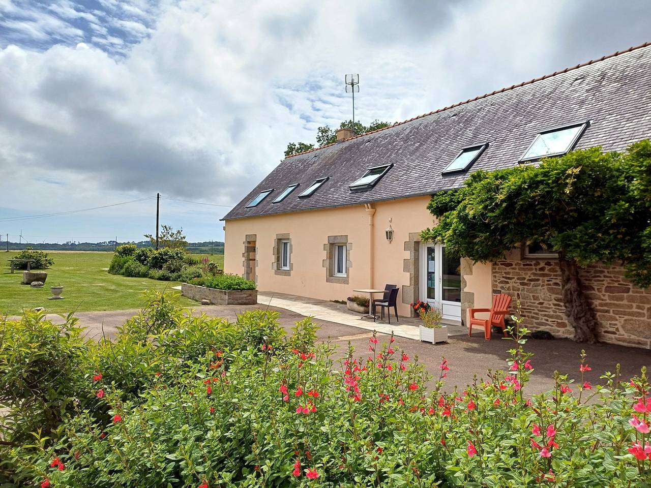 Bed and Breakfast 'Chambre D'hôte 3 De Kerantum' with Shared Terrace, Shared Garden and Wi-Fi in Mahalon, Quimper region
