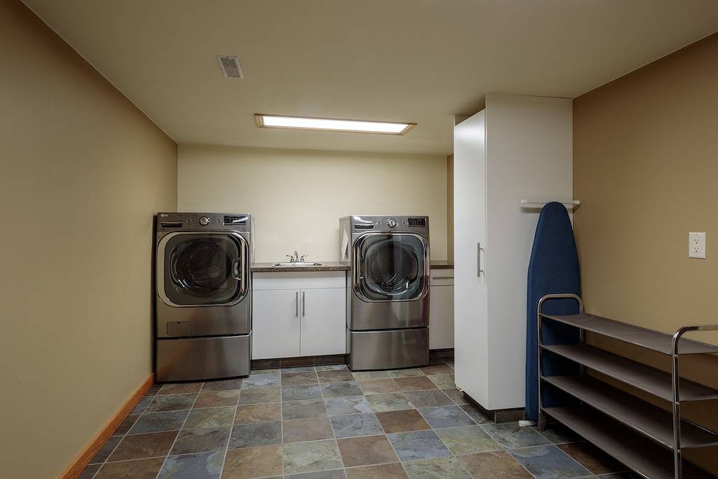 Riesiges Luxushaus bei Khmr. Whirlpool, 4 Br, 3. 5 Bad, 3500 qm, Skiraum, 12 Personen in Kicking Horse