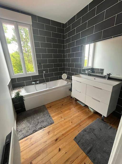 Location de vacances pour 8 personnes, avec Terrasse et Jardin dans Sabres - 2
