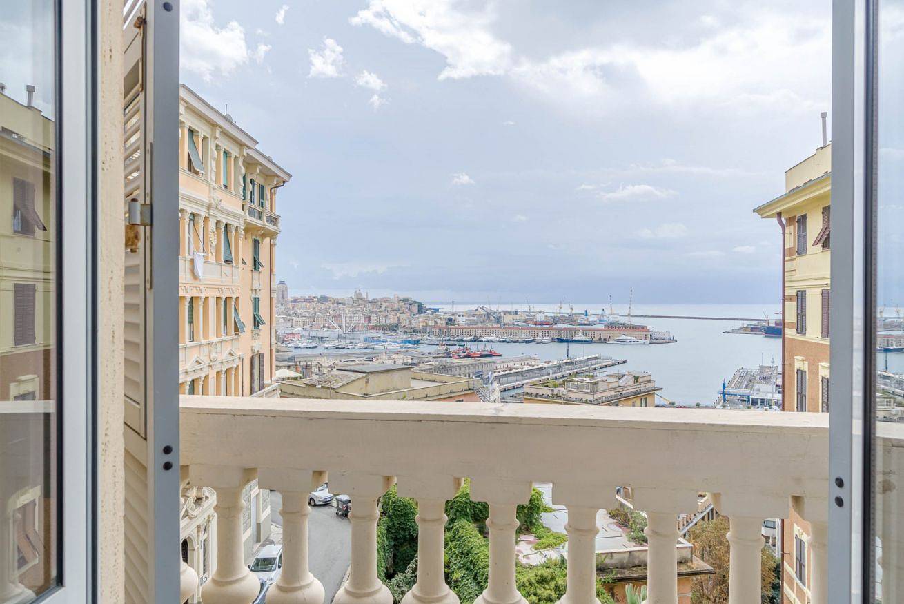 Entire apartment, Principe Fs & San Teodoro District Elegant Apt x5 in Genova (City), Genoa