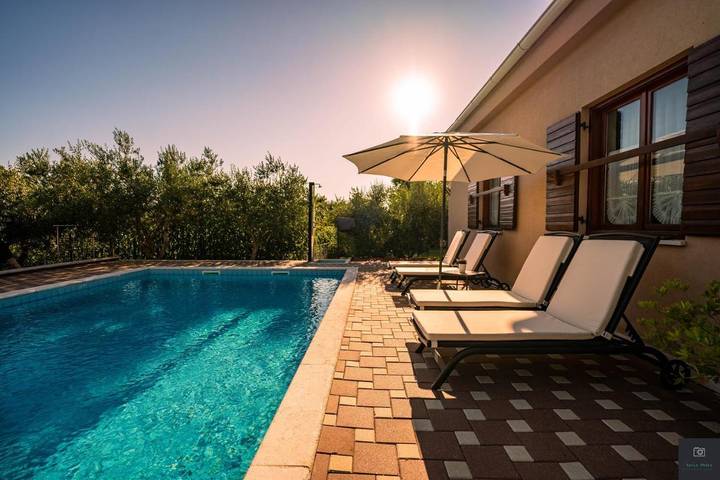 Apartamento para 4 personas, con piscina además de vistas y jardín en Pula