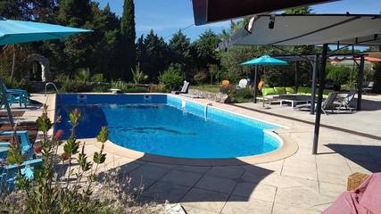 Gîte pour 2 personnes, avec balcon et vue ainsi que jardin et piscine à Laroque (Hérault)