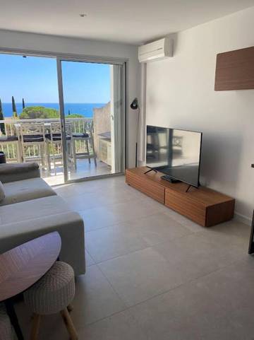Gîte pour 2 personnes, avec vue ainsi que piscine et jardin dans Plage Des Elephants
