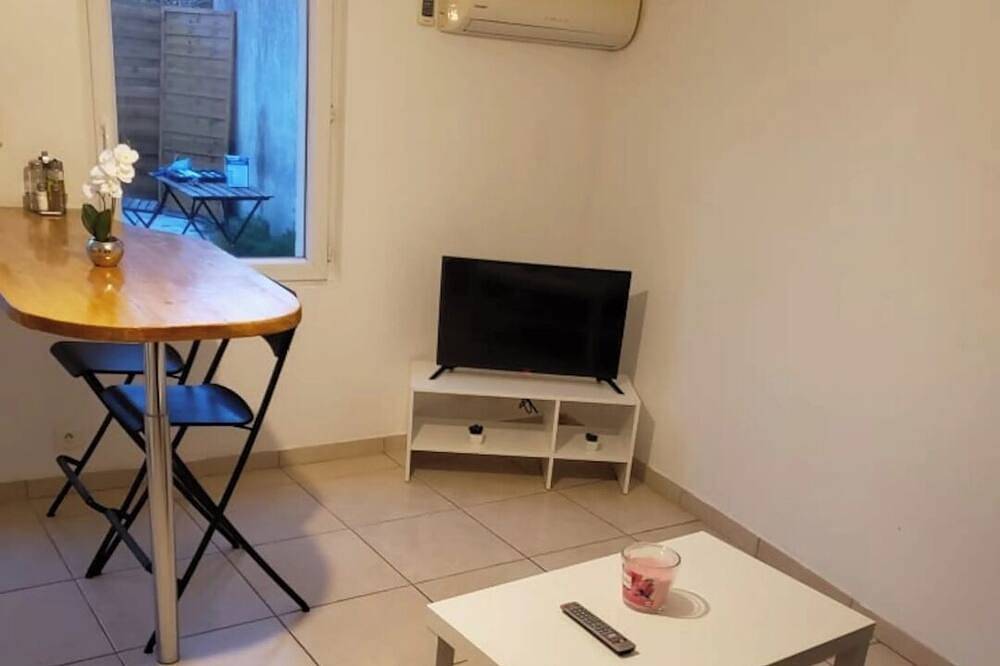 Entire apartment, Single apartment sleeping 4 in Miramas, Istres region