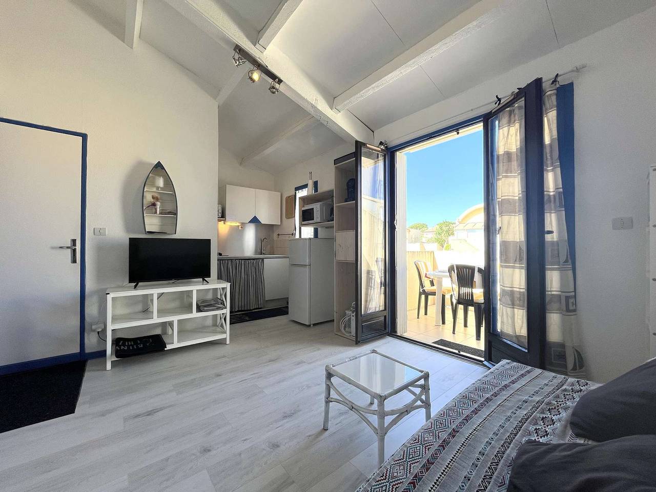 Entire apartment, 2-Bedroom Apartment with Air Conditioning and Parking - Gruissan in Gruissan (Ville), Gruissan