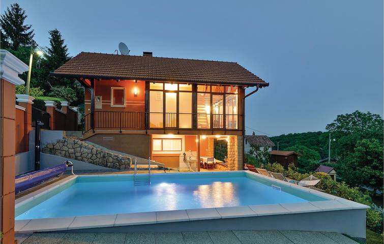 Encantador apartamento con piscina, terraza y wifi: ¡tu escapada perfecta! in Varaždin