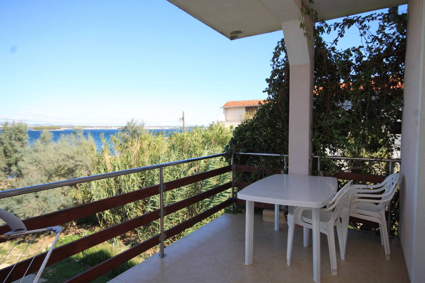 Ganze Wohnung, 1-Zimmer-Ferienwohnung mit Terrasse und Meerblick Kraj, Pasman A-8247-e in Ugrinici, Kraj