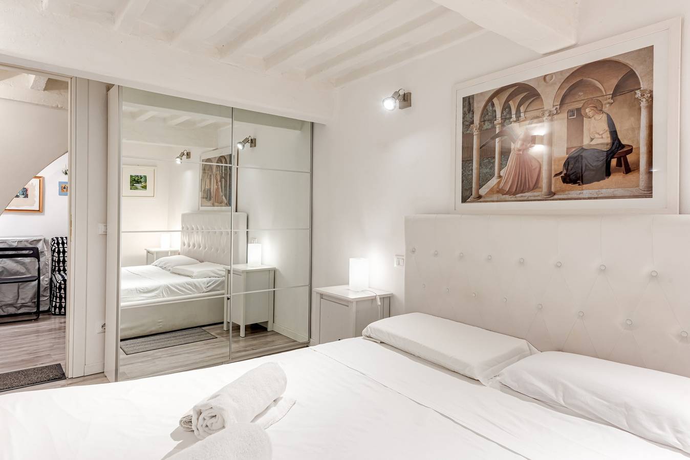 Entire apartment, Apartment 'Un Bacio A Firenze' with Wi-Fi and Air Conditioning in Florence city center, Florence