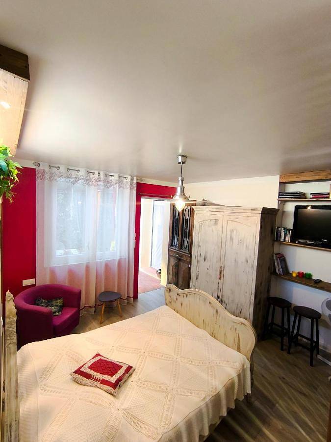 Location de vacances pour 2 personnes, avec terrasse ainsi que vue et jardin à Sénas - 3