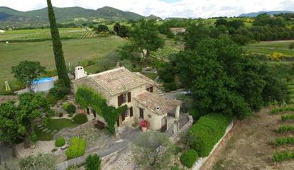 Gîte pour 2 personnes, avec vue ainsi que jardin et piscine à Puyméras