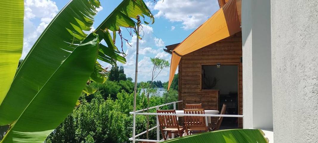 Location de vacances pour 4 personnes, avec jardin ainsi que vue et terrasse à Lamothe-Montravel