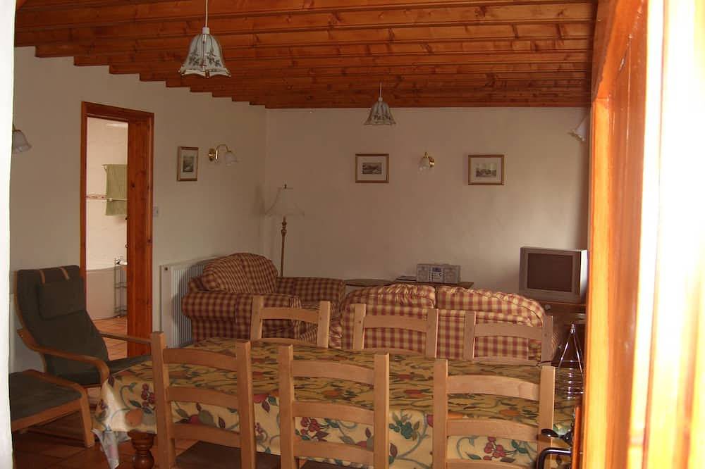 Cottage sleeping up to 6 in 3 bedrooms, peaceful. 1 mile to Newport Town Centre in Pembrokeshire