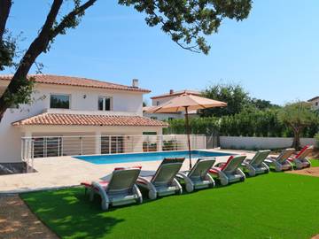 Location de vacances pour 8 personnes, avec balcon et jardin à Cogolin