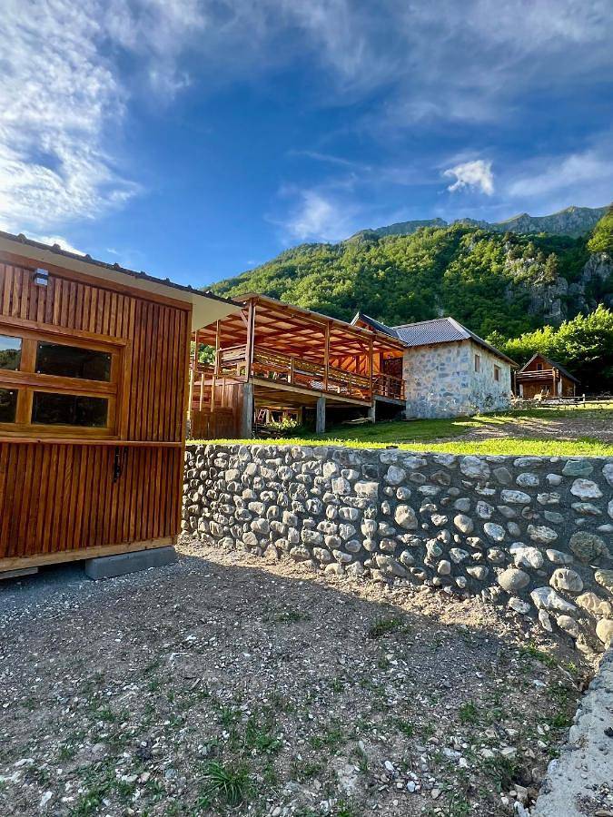 Bungalow für 3 Personen, mit Ausblick und Seeblick sowie Garten in Montenegro - 4