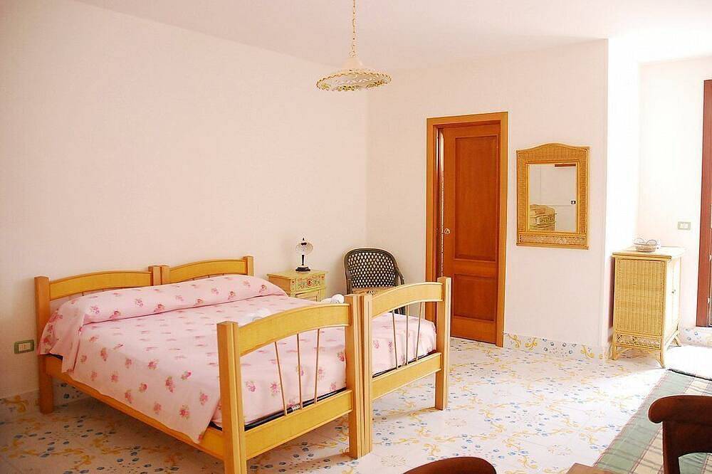 Casa Ria A: A welcoming two-story apartment that is part of a villa situated at a short distance from the beach, with Free Wi-Fi. in Marina di San Gregorio, Patù