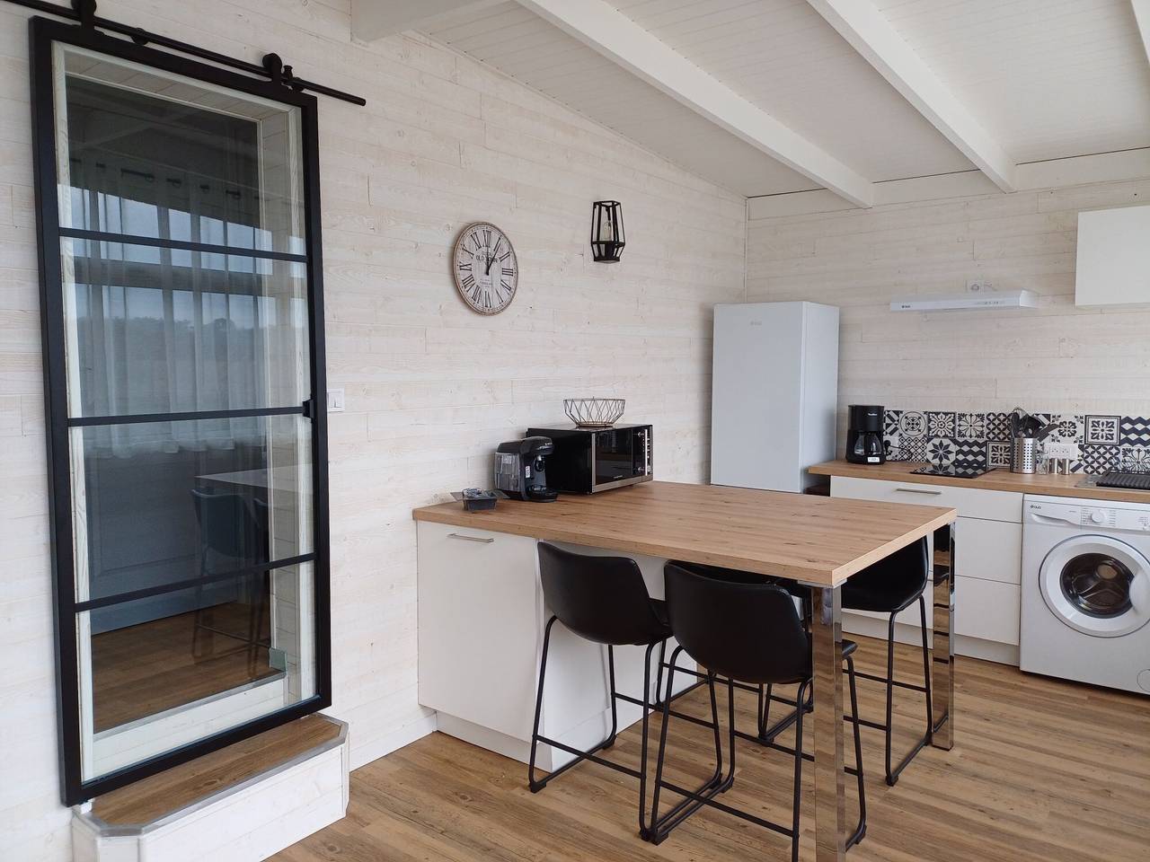 Chalet « Bord de Mer à Ode Vras » avec terrasse privée, jardin et Wi-Fi in Plounévez-Lochrist, Côte des Légendes