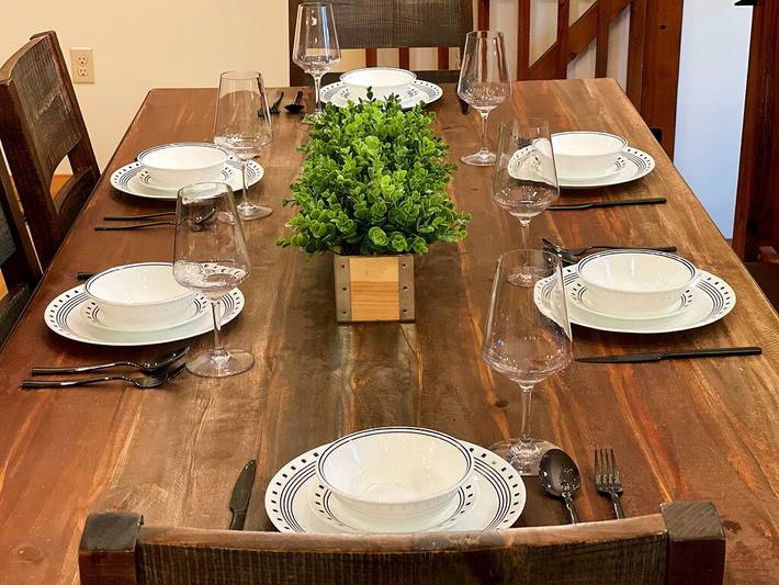 Vacation rental for 21 people, with yard and hot tub as well as pool in Wears Valley