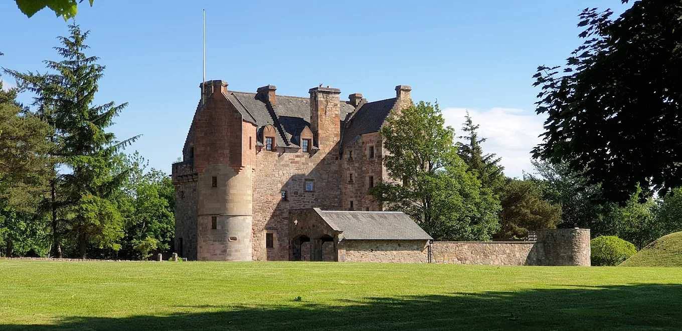 Historic 6-Bedrooms Castle Retreat in Region Fife
