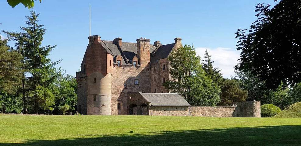 Slott for 14 personer, med hage i Skottland