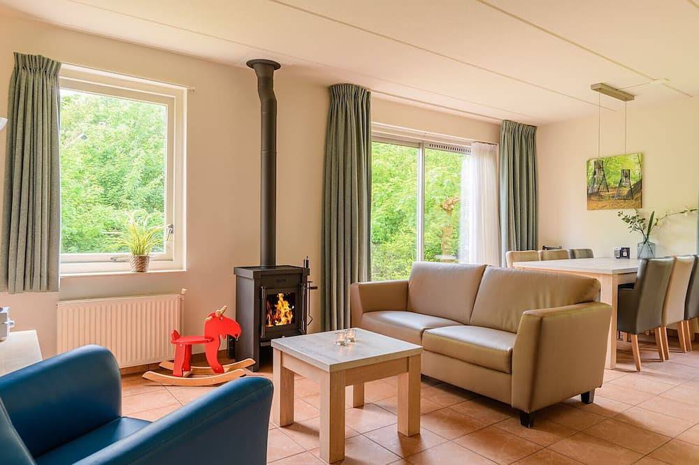 Child-friendly bungalow for 6 persons in Drenthe