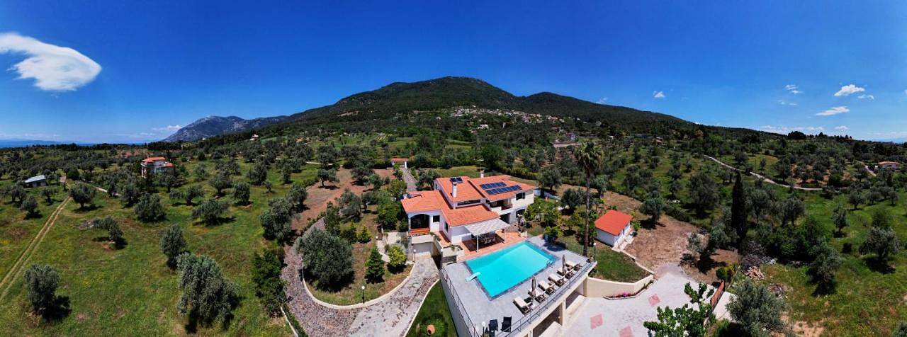 Villa per 10 persone, con panorama e piscina nonché giardino ad Eubea