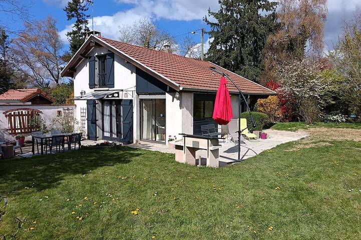 Location de vacances pour 5 personnes, avec Jardin et Piscine à Villette-sur-Ain