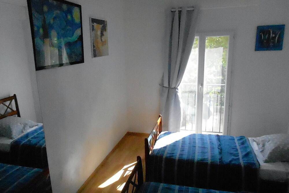 Un havre de paix  à l'ombre des chênes. Deux chambres, clim, piscine, terrasse in Collorgues, Région de Nîmes