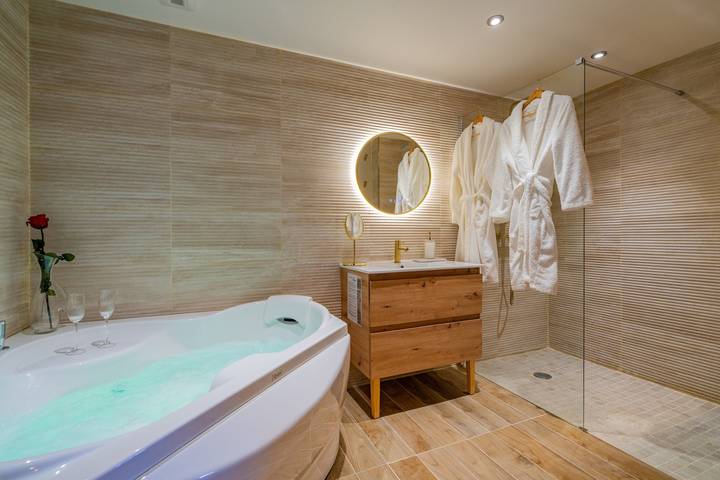 Apartamento entero, La Parenthèse en Provence - Appt Balnéothérapie in Roquefort-la-Bédoule, Marsella region