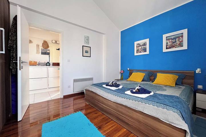 Ganze Wohnung, Penthouse with large terrace 50 m from the beach: an oasis of peace and beauty. in Necujam, Solta