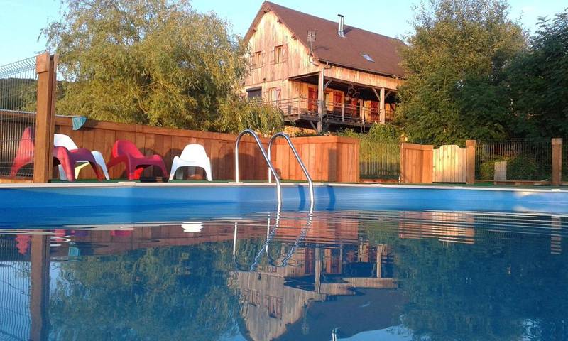 Gîte pour 10 personnes, avec Balcon et Terrasse ainsi que Jardin et Piscine à Chaumard